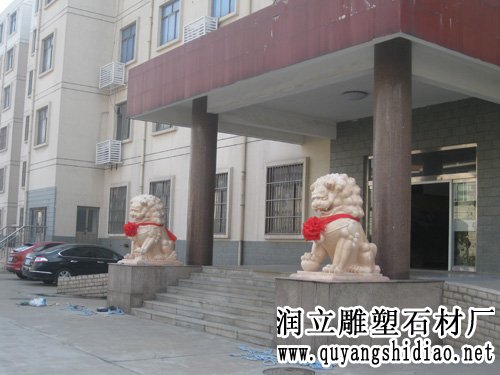 晚霞红石狮子照片