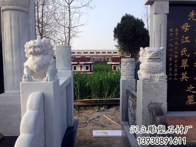 墓地石狮子